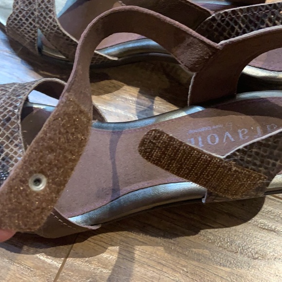 Aravon womens Medici Sandal Heeled Sandal - Picture 6 of 14